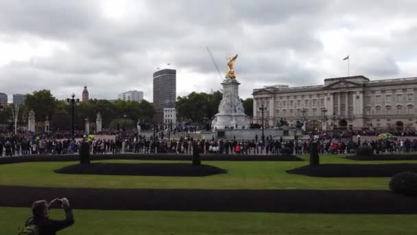 London - October 2019: Buckingham Palace, timelapse — Stock Video