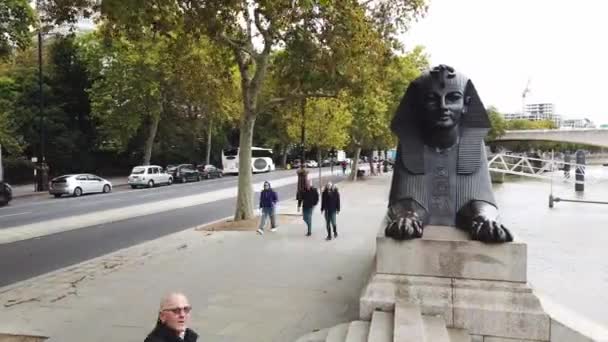 London - Oktober 2019: Sphinx am Victoria-Damm, Zeitraffer — Stockvideo