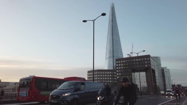 Londen - oktober 2019: verkeer op London Bridge, uitzicht op The Shard — Stockvideo
