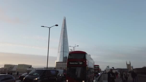 Лондон - октябрь 2019 года: движение по Лондонскому мосту, вид на Осколок — стоковое видео