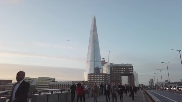 London - Oktober 2019: Verkehr auf der Londoner Brücke, Blick auf die Scherbe — Stockvideo