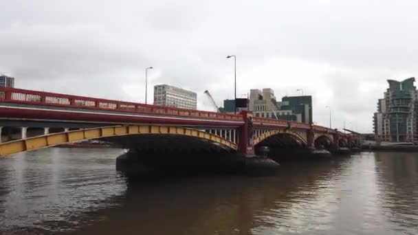 London - 2019. október: kilátás a Temzére és a Vauxhall hídra, időintervallum — Stock videók