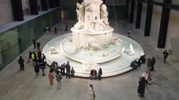 Londra - Ekim 2019: Zaman ayarlı, Tate Modern 'deki Fons Americanus çeşmesi — Stok video