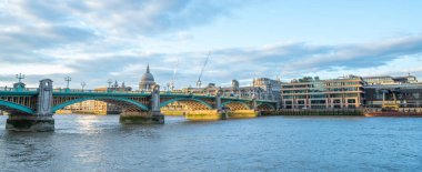 Londra - Ekim 2019: Thames ve Southwark Köprüsü manzarası