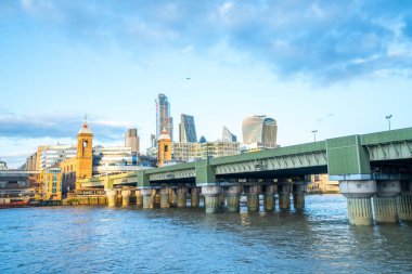 Londra - Ekim 2019: Thames Nehri ve demiryolu köprüsü