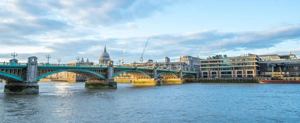 Londra - Ekim 2019: Thames ve Southwark Köprüsü manzarası