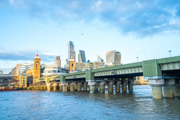 Londen - oktober 2019: Theems en spoorbrug — Stockfoto