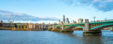 Londra - Ekim 2019: panoramik manzara Southwark Köprüsü ve Londra Şehri