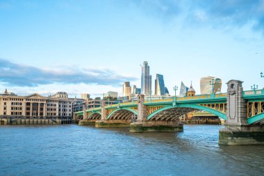 Londra - Ekim 2019: Thames, Southwark Köprüsü ve Londra şehri manzarası
