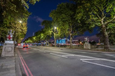 Londra, Uk - Ekim 2019: Geceleri Victoria Gezinti Güvertesinde Ejderha Heykelleri