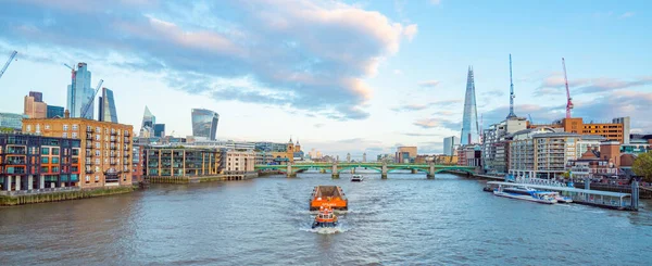 Londyn - październik 2019: Tamiza, Southwark Bridge, Londyn i The Shard — Zdjęcie stockowe