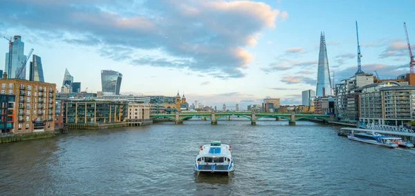 Londyn - październik 2019: Tamiza, Southwark Bridge, Londyn i The Shard — Zdjęcie stockowe