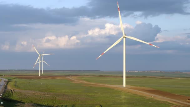 Větrná elektrárna shora, větrné mlýny, krásná krajina — Stock video