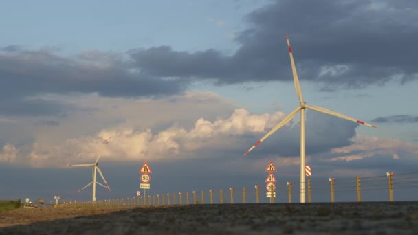 Autopista y central eólica, hermoso cielo con nubes — Vídeos de Stock