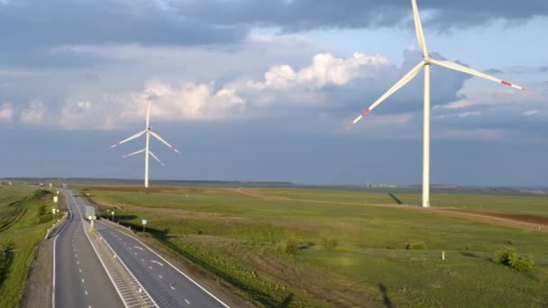 上から高速道路、畑、風力発電所 — ストック動画