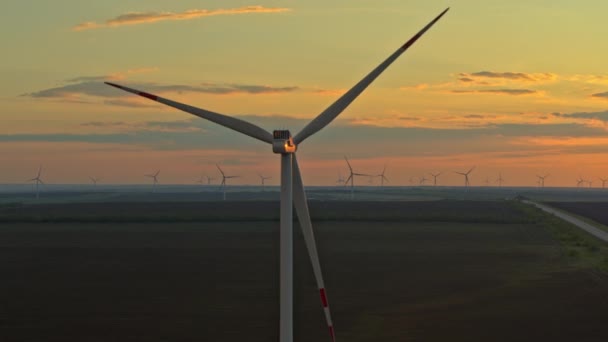 Windmühle Nahaufnahme, Sonnenuntergang Himmel, Luftaufnahme, schöne Landschaft — Stockvideo