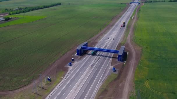 Пішохідний міст, шосе зверху, асфальт з дорожньою розміткою — стокове відео