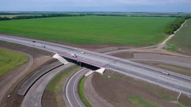 Yukarıdan otoyol ve yol kavşağı, yeni köprü ve yeni asfalt yol