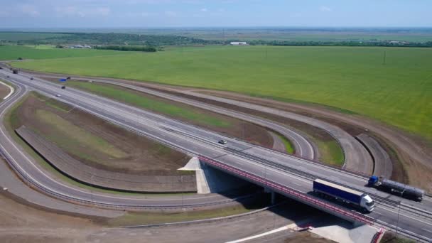 Дорожньо-дорожнє сполучення зверху, новий міст і нова асфальтована дорога — стокове відео