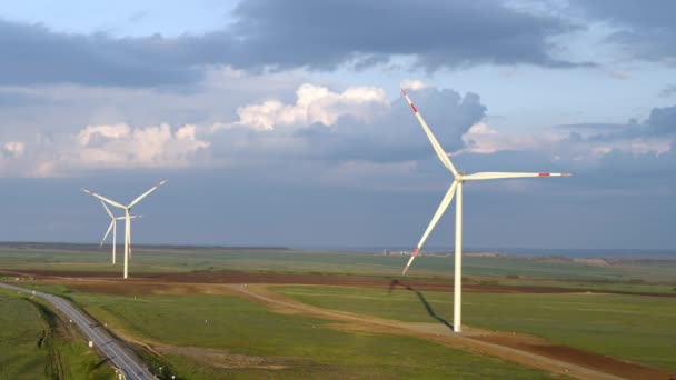 Windkraftanlage, Windmühlen, schöner Himmel, Luftaufnahme — Stockvideo