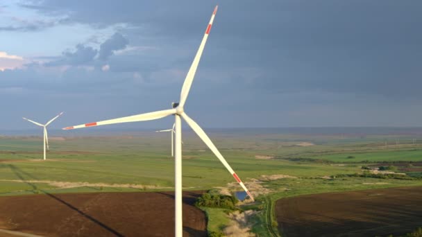 Windkraftanlage und landwirtschaftliche Felder von oben — Stockvideo