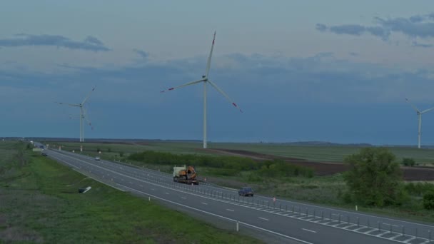 Mehrspurige Autobahn von oben, Windmühlen, abends — Stockvideo