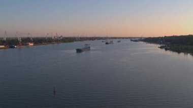 Rostov-on-Don, Rusya - 2020: Yukarıdan Don Nehri, liman ve mavnalar