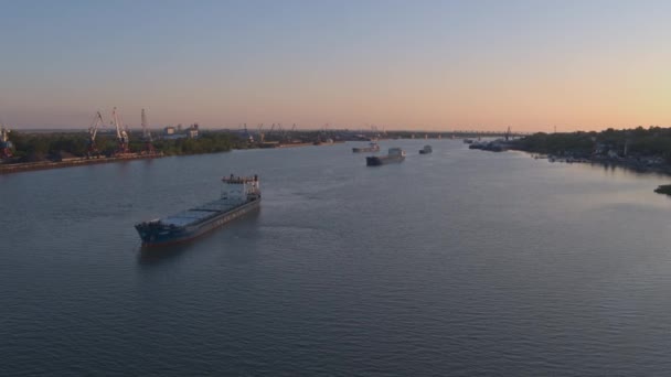 Rostow am Don, Russland - 2020: Don-Fluss, Hafen und Lastkähne von oben — Stockvideo