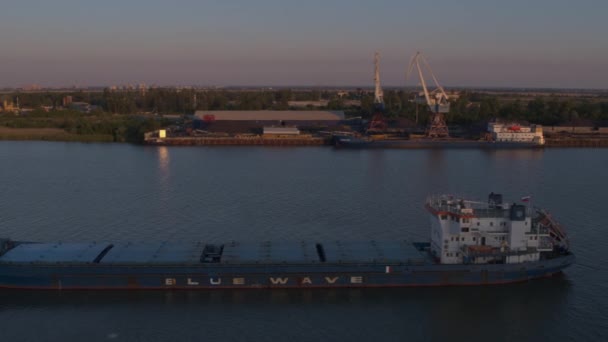 Rostow am Don, Russland - 2020: Binnenschiff von oben, Don-Fluss und Frachthafen — Stockvideo