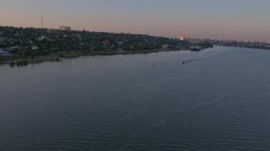 Motorlu Don Nehri ve şehir manzarası yukarıdan, yaz akşamından