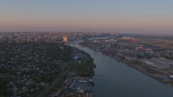 Tipica città russa dall'alto, centro città e città, fiume, zona industriale — Video Stock