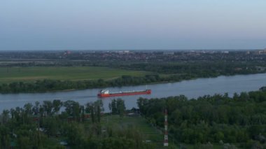Don Nehri, yukarıdan gelen kırmızı mavna, şehir manzarası, bahar doğası