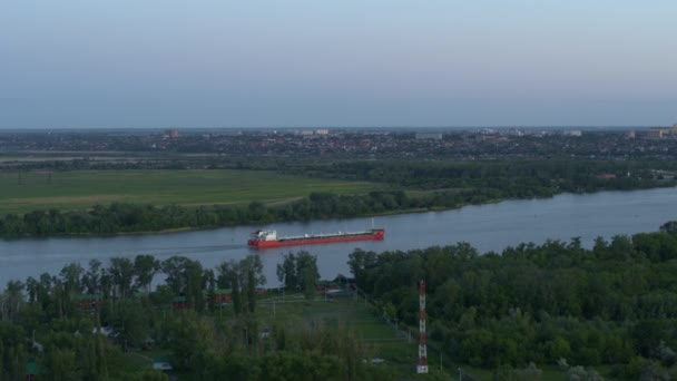 Don Nehri, yukarıdan gelen kırmızı mavna, şehir manzarası, bahar doğası — Stok video