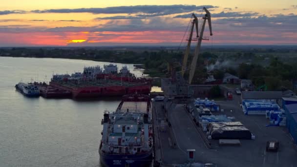Rostow am Don, Russland - 2020: Frachthafen, Kräne, Lastkähne von oben — Stockvideo