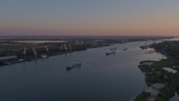 Don řeka při západu slunce shora, bárky, nákladní přístav a průmyslové oblasti — Stock video