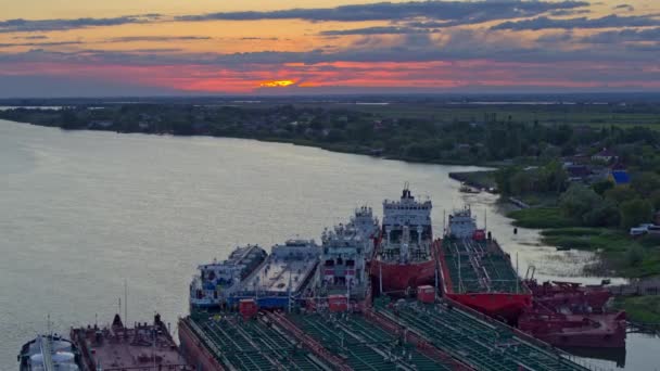 Rostov-on-Don, Rússia - 2020: Rio Don ao pôr-do-sol, barcaças de cima — Vídeo de Stock