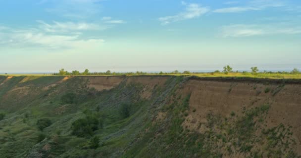 Falaise dans la steppe et les champs agricoles, vue aérienne, printemps nature — Video