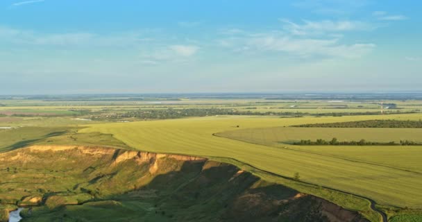 Campos agrícolas, vista aérea. Primavera de Europa, hermoso paisaje del dron . — Vídeos de Stock