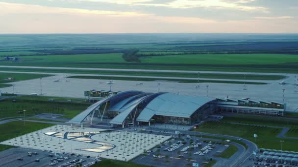 Rostov-on-Don, Ryssland - 2019: Platovs internationella flygplats ovanifrån — Stockvideo