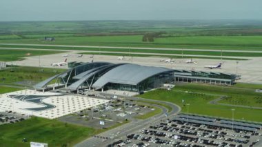 Rostov-on-Don, Rusya - 2019: Platov Havaalanı, terminal ve uçaklar