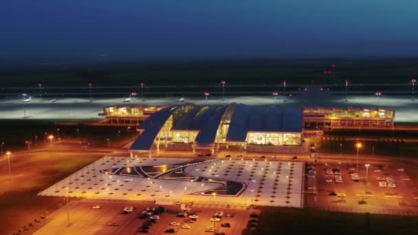 Rostov-on-Don, Rusko - 2019: Mezinárodní letiště Platov, noční pohled — Stock video
