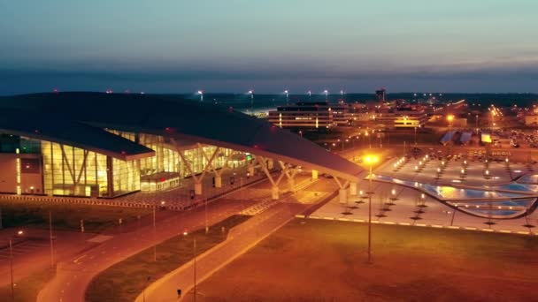 Rostov-on-Don, Rusko - 2019: Mezinárodní letiště Platov - letecký pohled v noci — Stock video