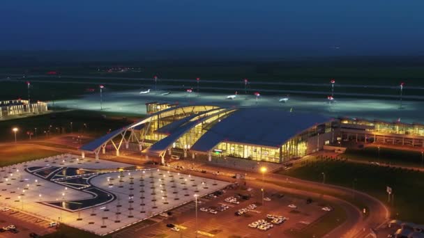 Ростов-на-Дону, Росія - 2019: Міжнародний аеропорт Платова, нічний вид — стокове відео