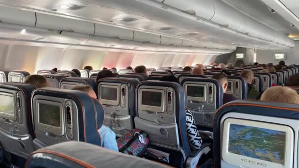 Aan boord van een Airbus A330, tijdens de vlucht, drie rijen stoelen — Stockvideo
