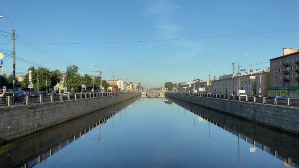 サンクトペテルブルク- 2020:オブヴォドニー運河、夏の日、道路に沿って車のドライブ — ストック動画