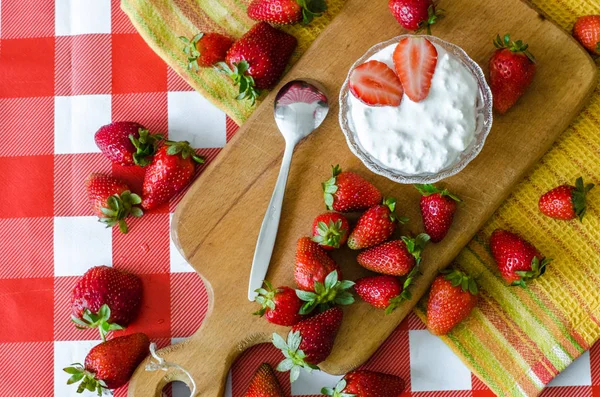 Yogurt Bianco Piccola Ciotola Vetro Con Fragole Tagliate Cima Cucchiaino — Foto Stock