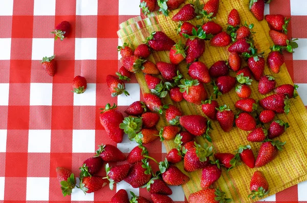 Frutti Estivi Dal Mercato Sacco Fragole Mature Asciugamano Cucina Giallo — Foto Stock