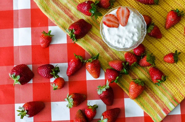 Yogurt Putih Dalam Mangkuk Kaca Kecil Dengan Stroberi Potong Atas — Stok Foto