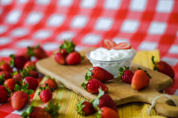 Yogurt Biologico Fatto Casa Con Fragole Tagliere Legno — Foto Stock