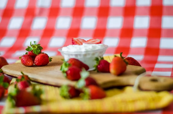 Yogurt Piccola Ciotola Vetro Con Sacco Fragole Intorno Sul Tagliere — Foto Stock